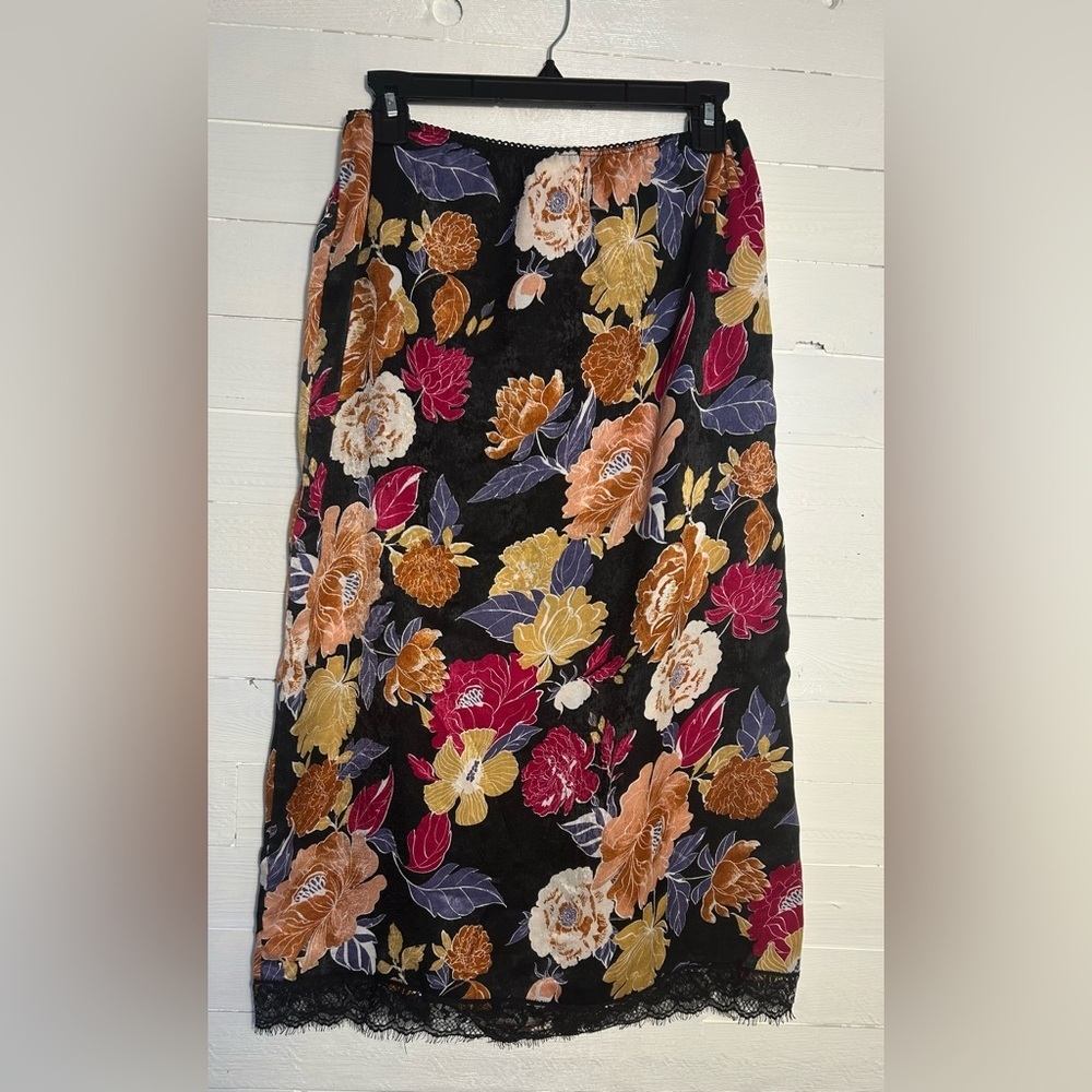 NWT Band of the Free Boho Floral skirt. Lace trim, black, red. Women’s size M. - Picture 3 of 8